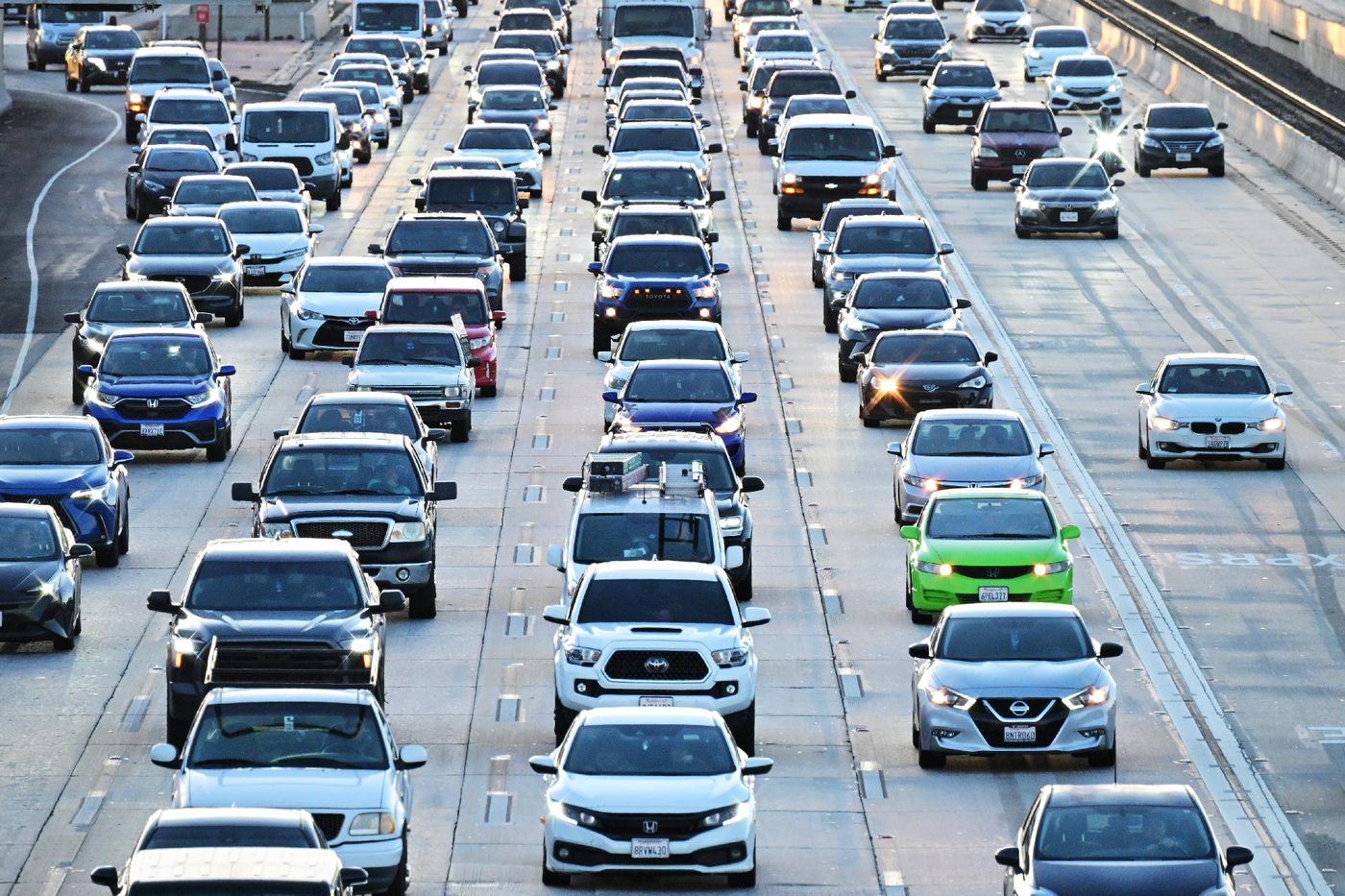 The United States tightens car emissions standards to go electric