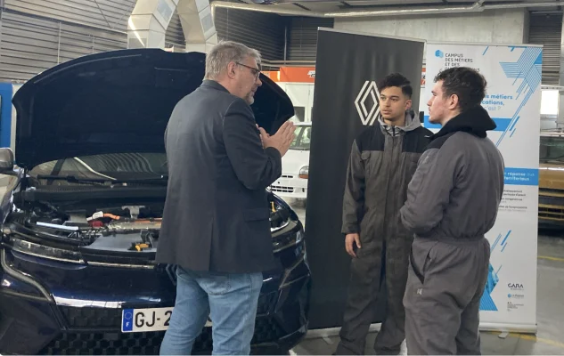 An initiative by Denis Reine and Jérôme Baillargeau, called the CMQe Tour.  From Thursday March 14 to Thursday April 4, 2024, the two directors of the Professions and Qualifications of Excellence campus will travel across France, each in their own vehicle, to lead workshops on electric cars.  ©Anouk Dimitriou