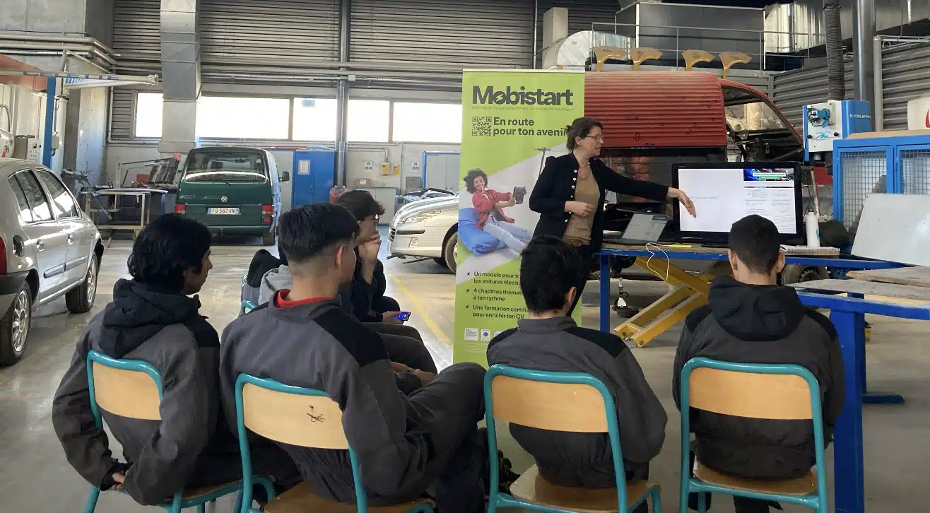 Stage of the Tour de France in an electric car at Guynemer high school