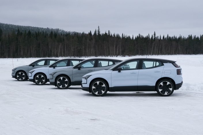 Even on 90 cm thick ice, cars should not be grouped together: be careful of danger and excess weight.