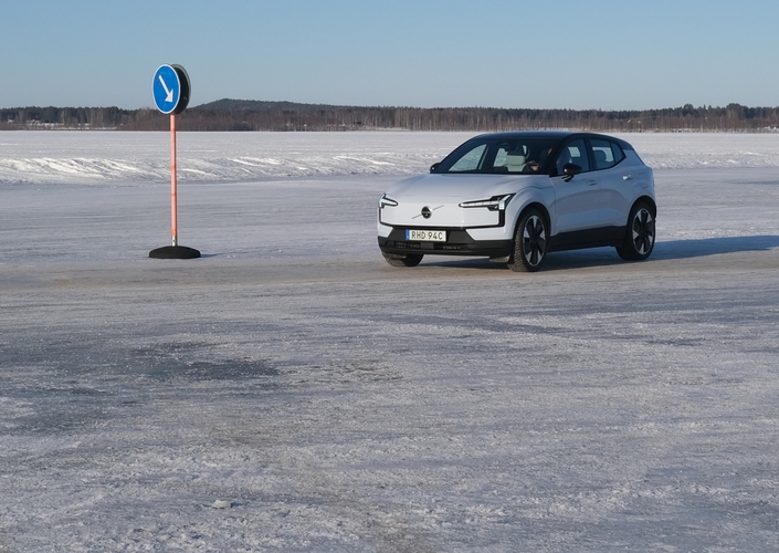 To cross a fjord on the ice, simply follow the signs.