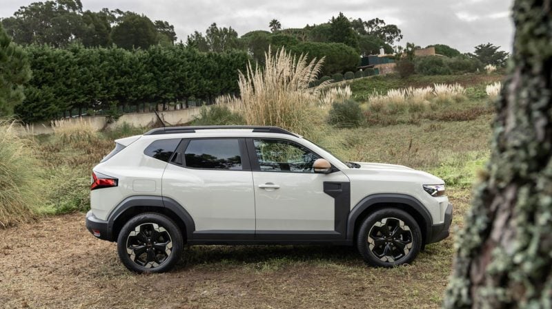 From one generation to the next, the length of the Dacia Duster has not changed.  The SUV maintains a format of 4.34 m.