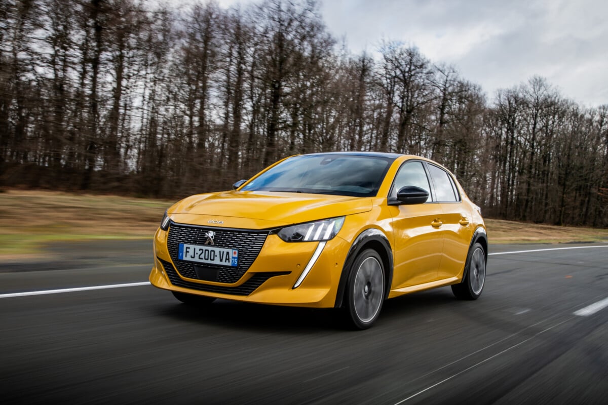 How do the French get information before buying a car?