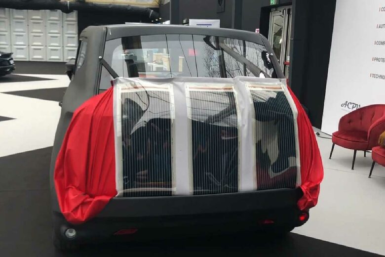 Controlled by remote control, the cover deploys in a few seconds 